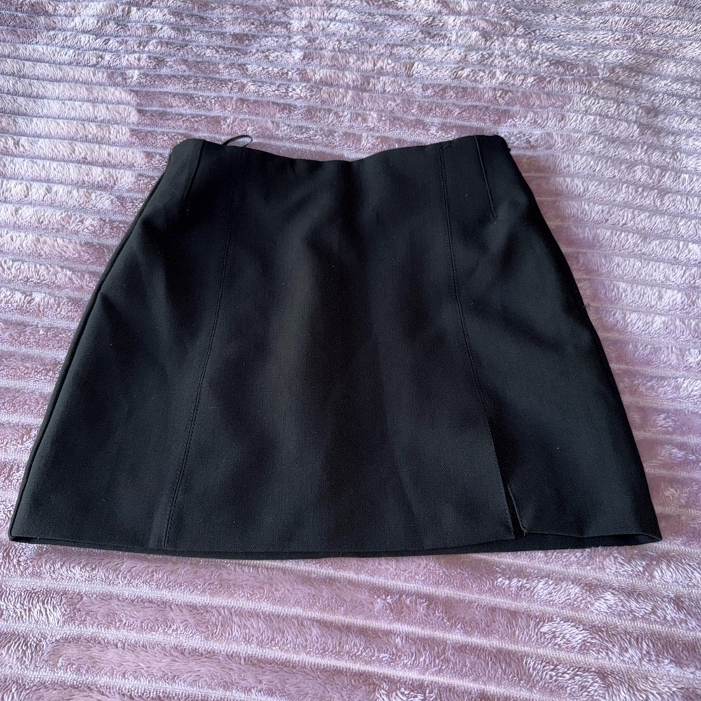 Zara Black Mini Skirt with Side Zipper & Thigh Split – Chic & Versatile